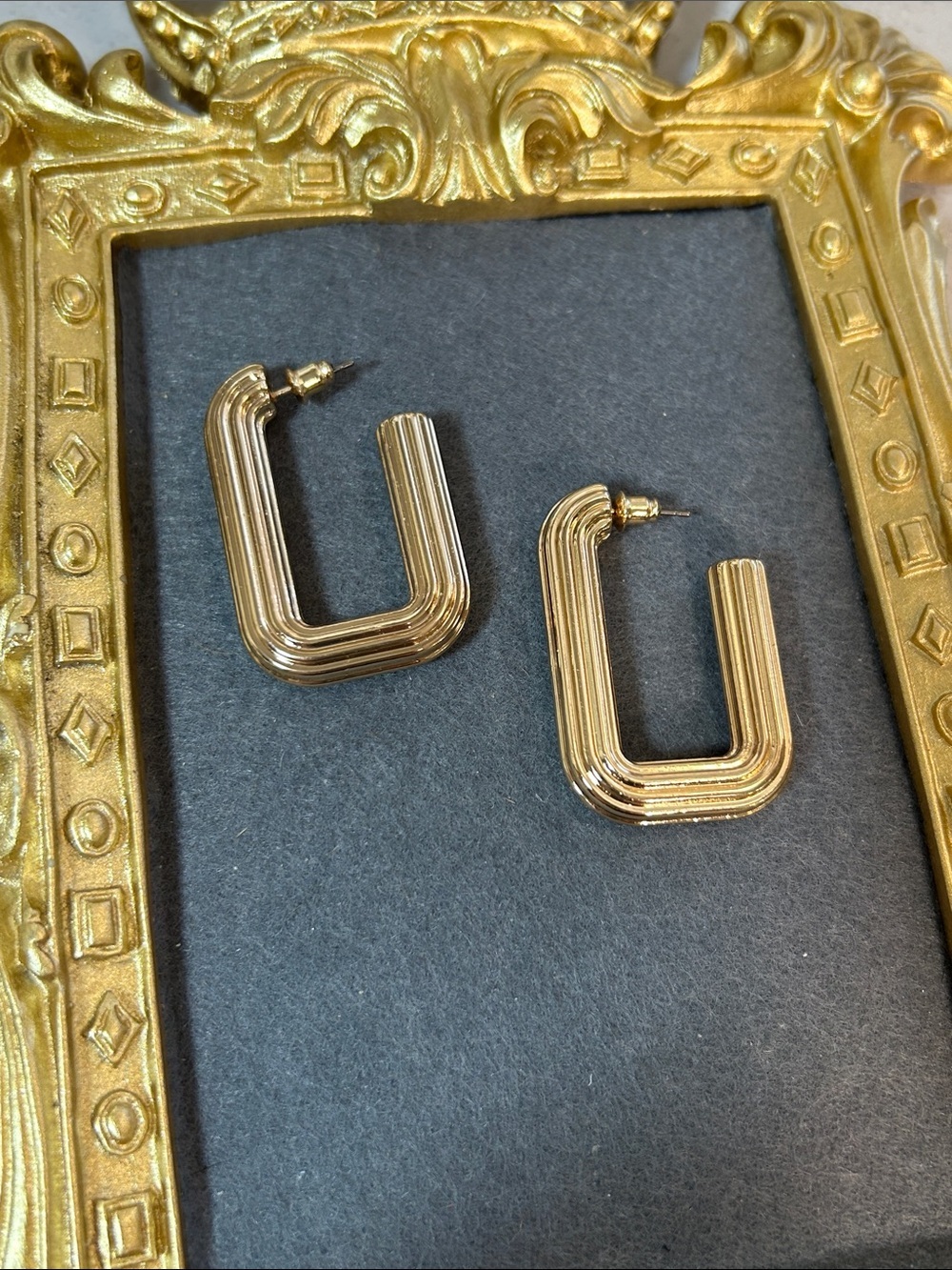 Gold Ribbed U-Shape Hoop Earrings - Picture 2 of 3